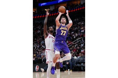 Luka Dončić (labdával) elképesztő estét produkált (Fotó: Beta/AP)