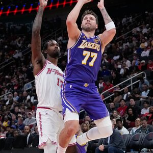 Luka Dončić (labdával) elképesztő estét produkált (Fotó: Beta/AP)