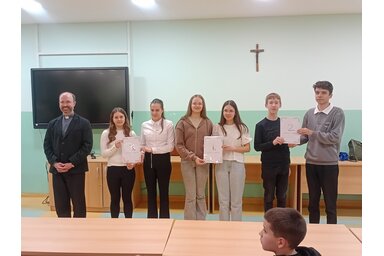 A hittanverseny díjazott, hetedik és nyolcadik osztályos diákjai és Szöllősi Tibor temerini plébános / Fotó: Paraczky László