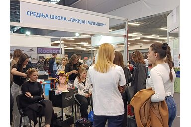 A temerini középiskola fodrász szakos diákjai frizurát készítenek/Fotó: Zabos Kasziba Angéla