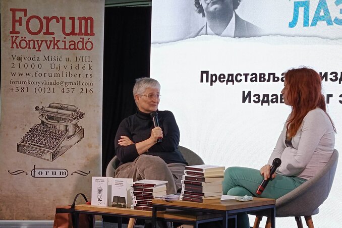 A könyvvásár is folytatódik. Tegnap Orovec Krisztina és Rajsli Emese a Forum Könyvkiadó Intézet műfordítói tevékenységéről beszélgetett, ami által a közönség betekintést nyerhetett, hogy a szerb irodalom mely alkotásait jelentette meg legutóbb magyar nyelven a kiadó