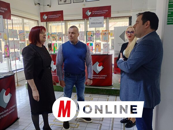 A vezetők is arra biztatták a jelenlevőket, hogy adják le önéletrajzaikat (Fotó: BJK)