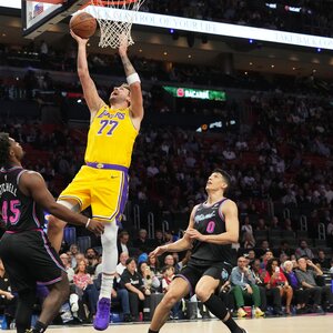 Luka Dončić 60 pontot rámolt be a Miami gyűrűjébe (Fotó: Beta/AP)