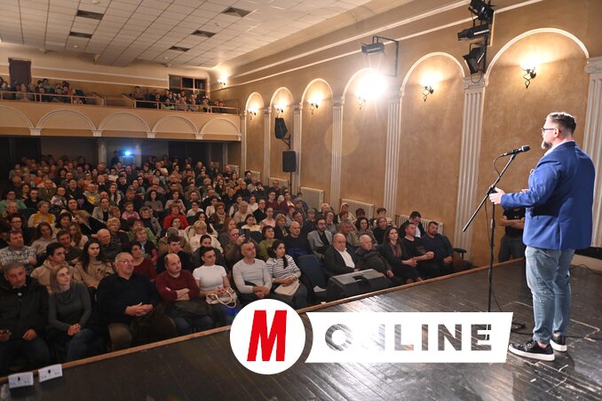 Telt ház előtt vetítették a Magyar menyegző című filmet Kúlán (Fotó: Ótos András)