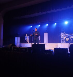 A közönség Balázs Pali legismertebb és legkedveltebb slágereit hallhatta az est során (Fotó: Kancsár Izabella)