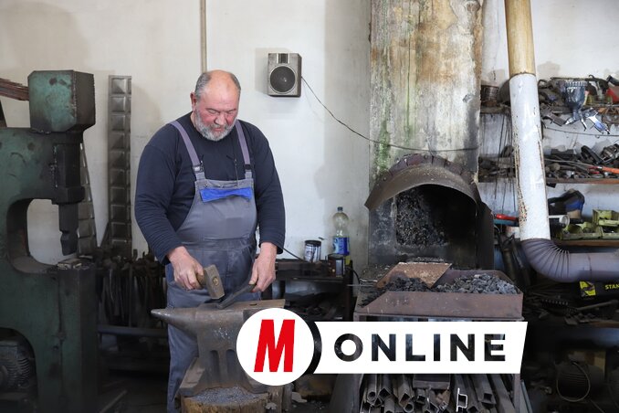 Az ügyes mester keze alatt bármi lehet a vasból (Fotó: Lakatos János felvétele)