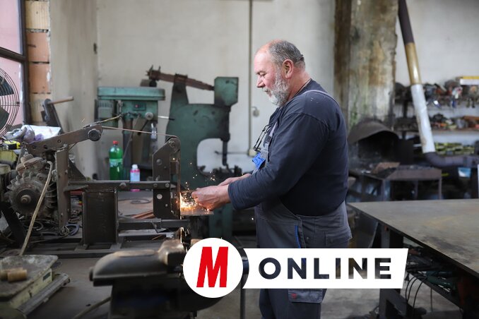 Saját készítésű szalagcsiszolóval (Fotó: Lakatos János felvétele)