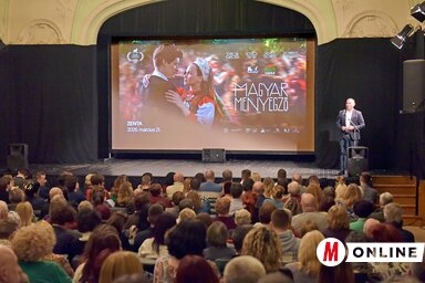 A színházterem kétszer is zsúfolásig megtelt (Fotó: Gergely Árpád felvétele)