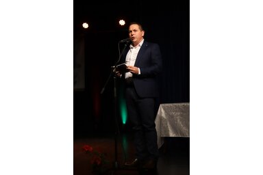 Ótott Róbert üdvözli a kishegyesieket / Lakatos János  felvétele