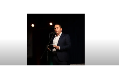 Ótott Róbert üdvözli a kishegyesieket / Lakatos János  felvétele