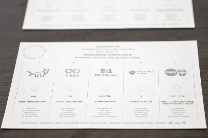 Az országos pártlistán öt párt neve szerepel (Fotó: MTI)