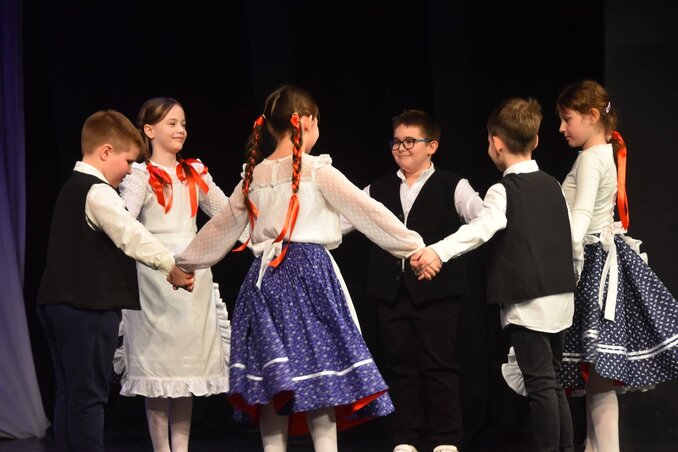 Az alsósok néptánccal léptek fel