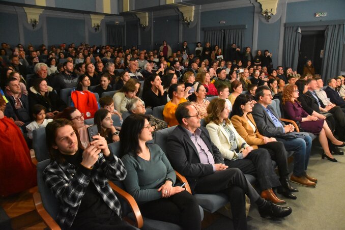 A Nagykikindai Népszínház nézőtere megtelt