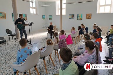 A gyerekek aktívan bekapcsolódtak az interaktív előadásba a Kiszsinagógában (Fotó: Gruik Zsuzsa felvétele)