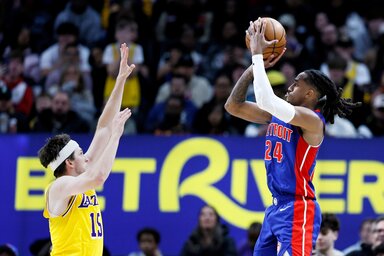 Daniss Jenkins (labdával) 34 másodperc alatt 6 pontot szerzett (Fotó: Beta/AP)