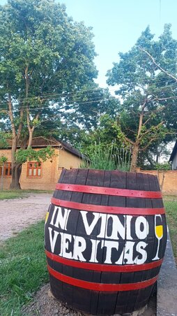 Vassék háza előtt így várják a vendéget