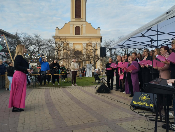 Az óbecsei pop-rock kórus fellépése az Éjszakai Bazáron jó hangulatot teremtett
