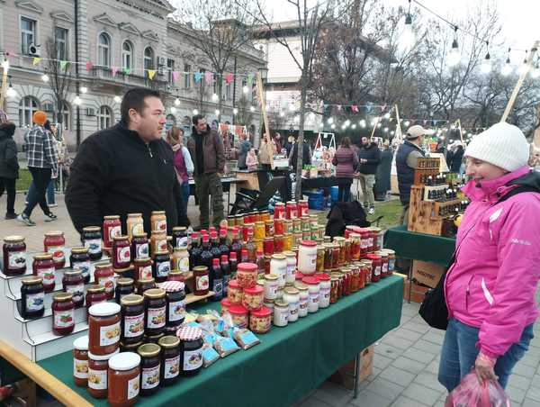 Bóbán Zoltán óbecsei kistermelő egyebek között lekvárokat, savanyított erős paprikát és különféle ajvárokat kínált