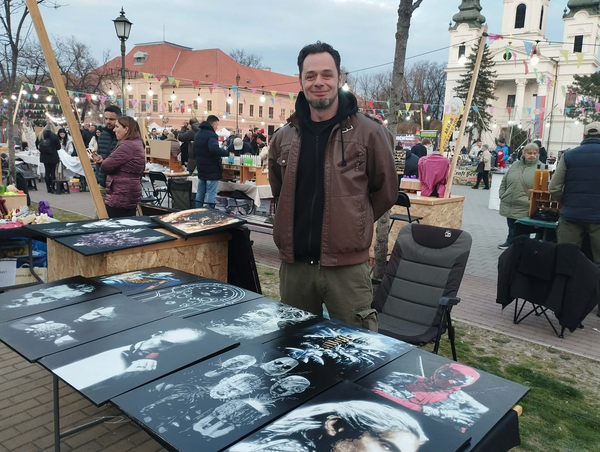 A bácsföldvári Rideg Csaba graffitiművész saját alkotásait kínálta a bazáron