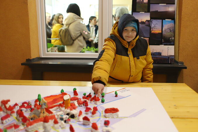 A gyurmafalu készítői saját házukat is megformázták és elhelyezhették
