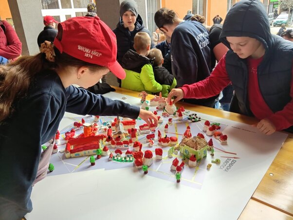 A gyerekek gyurmából készítették el Kishegyes jellegzetes épületeit