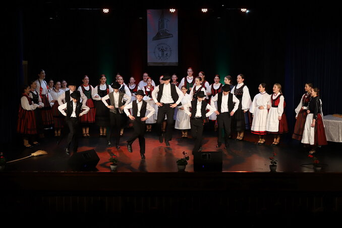 A művelődési egyesület néptáncosainak fellépése