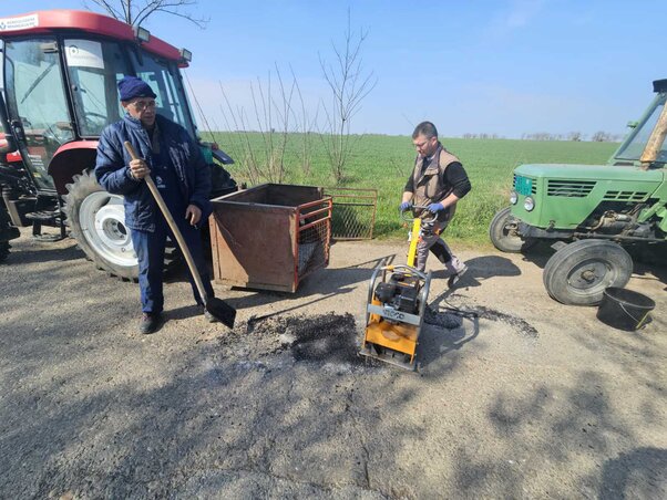 A hatékonyabb munka érdekében vásároltak tömörítőgépet is, így jó ütemben halad a kátyúzás / Fotó: Gunarasi helyi közösség