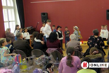 A nezsényi/módosi kisszínészek (Fotó: Kecskés István felvétele)