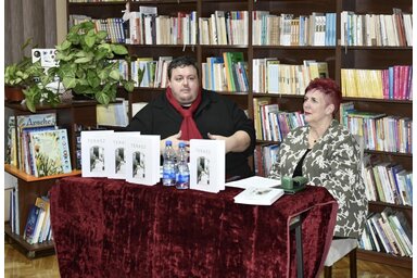 Máriás Endre és Tóth Lívia a Csókai Városi Könyvtárban megtartott könyvbemutatón / Fotó: Szőregi Márta