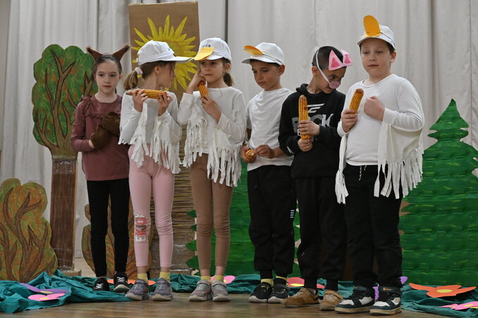 Jó együtt játszani, kukoricát eszegetni (Horgos, kiscsoport, A bátor kislibák)