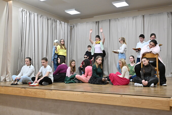 A padlás lakói és (középen) a padlásra látogató kislány (Kispiac, Szikrakör, Élet a padláson)