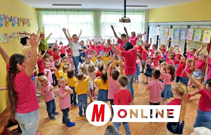 A gyerekek műsorral várták a zentai Rotary Club képviselőit (Fotó: Gergely Árpád felvétele)