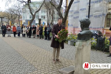 Kosztolányi mellszobrára az MNT nevében Hajvert Ákos helyezte el a tisztelet virágait (Fotó: Lukács Melinda)
