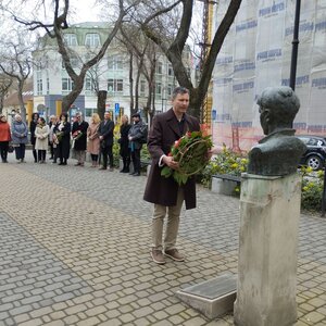 Kosztolányi mellszobrára az MNT nevében Hajvert Ákos helyezte el a tisztelet virágait (Fotó: Lukács Melinda)