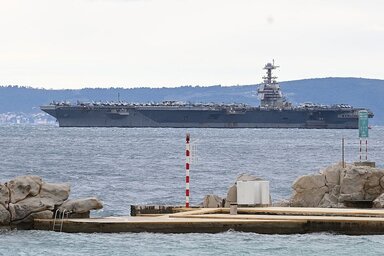 A USS Gerald R. Ford repülőgép-hordozó anyahajó tervezett látogatás és karbantartás céljából kötött ki (Fotó: Beta/AP)