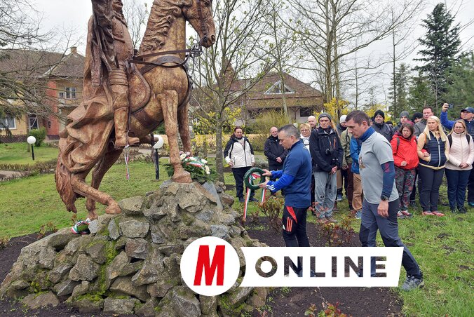 Ambrus Imre szobrászművész lovasszobránál helyezték el a koszorúkat (Fotó: Gergely Árpád felvétele)