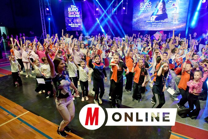 Közös tánc a megnyitó után, a legkisebbekkel (Fotó: Gergely Árpád felvétele)
