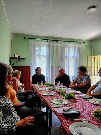 Hajdú atya a bácsgyulafalvi nyugdíjasok körébe