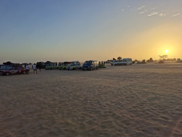 A rally résztvevőinek tábora a Szaharában