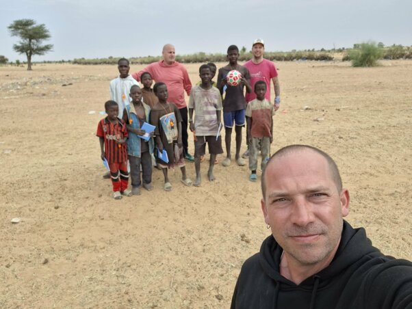 Gregus Gyula és Gyurcsik Rudolf afrikai gyermekek társaságában