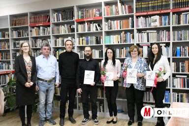 Csoportfotó. Az idei Podolszki József publicisztikai pályázat díjazottjai és a zsűri tagjai (Paraczky László felvétele)