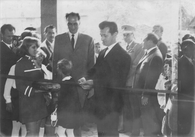 Ökrész Károly, a községi képviselő-testület elnöke ünnepélyesen átadja az új iskolaépületet