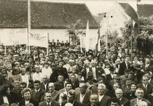 Az iskolaavató népünnepélyre több mint ezer ember gyűlt össze