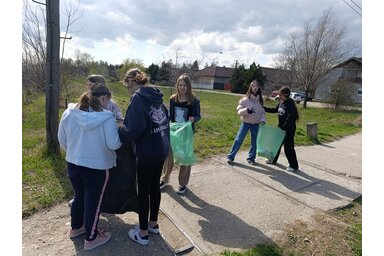 Néhány perc alatt zsákokba gyűjtötték a szemetet az iskola környékén / Fotó: Zöldülj, Zenta!