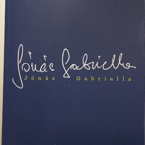 A Mi: ilyenek voltunk interjúsorozat első kiadványa a Negyela László közreműködésével készült Jónás Gabriella életpályáját bemutató kötet (Fotó: ukács Melinda felvétele)