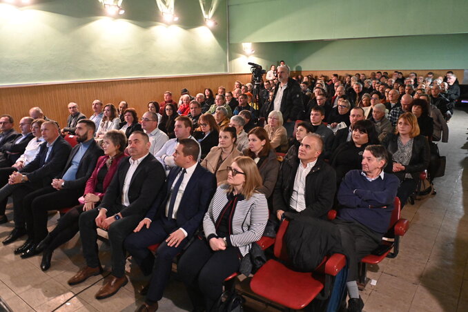 Megtelt a tér (Fotó: Ótos András)