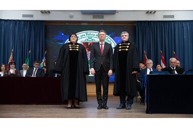 kme.org.ua/Hankó Balázs miniszter (középen) a beregszászi II. Rákóczi Ferenc Egyetem március 27-ei ünnepségén