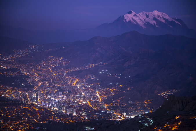 Messziről ragyogó városfények