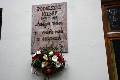 Podolszki-emléktábla a bácsfeketehegyi Kultúrotthonban/Fotó: Paraczky László