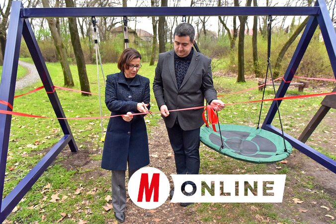 Burány Hajnalka polgármester vágta át a szalagot / Gergely Árpád felvétele